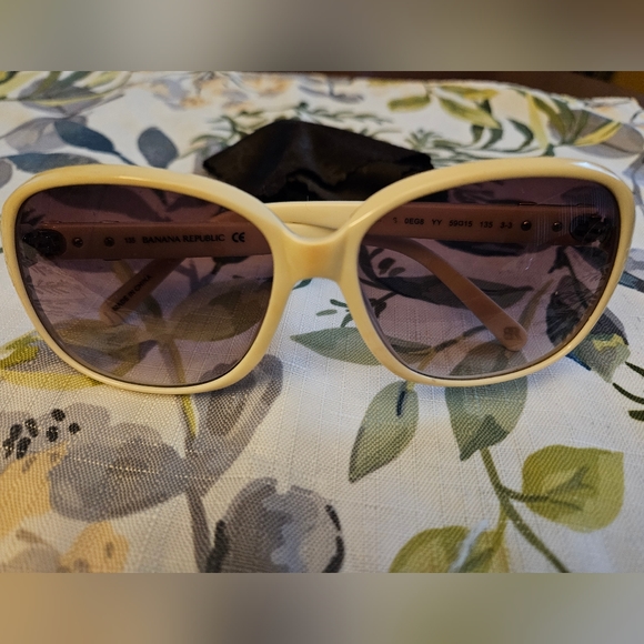 🕶😎BANANA REPUBLIC SUNGLASSES - Picture 3 of 7